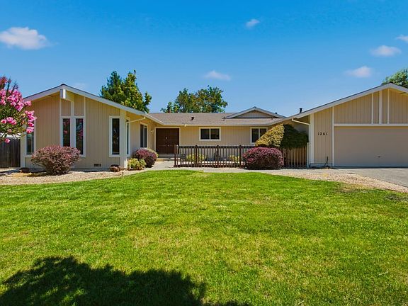 3rd image of 1261 Sweetbriar Drive