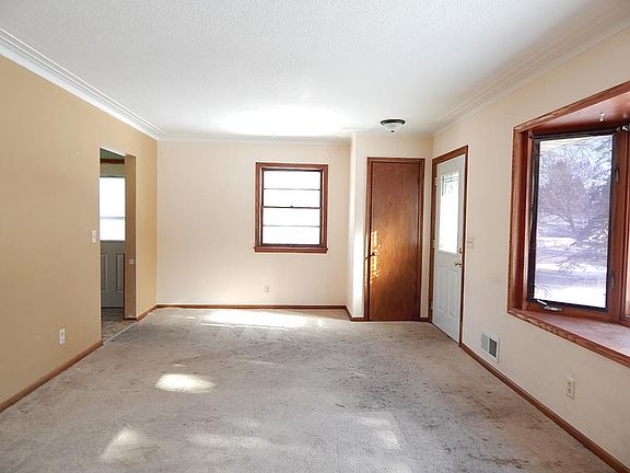 3rd image of 663 Shryer Ave W