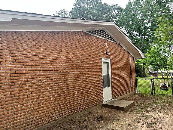 4th image of 2905 Sunset Rd