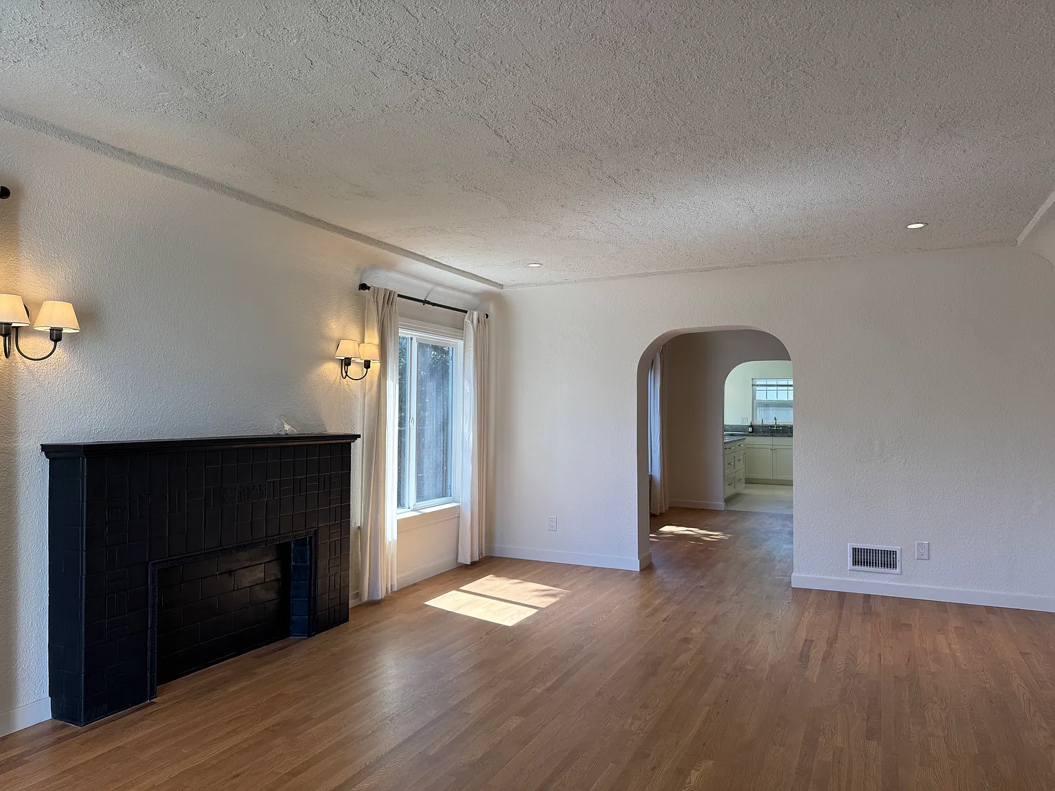 3 bed, 1600 sqft, $5,250 — Photo 3