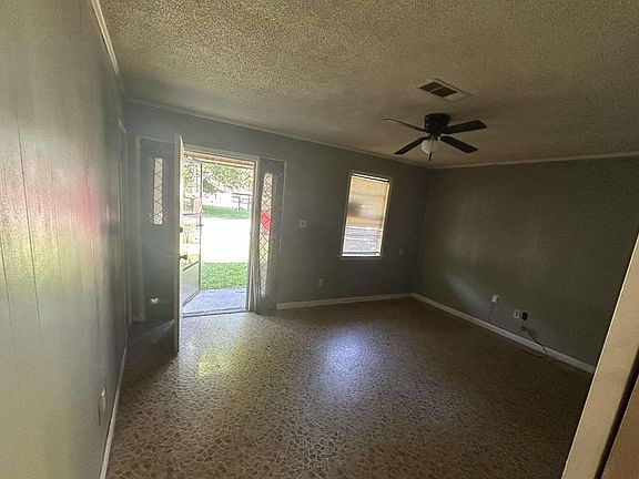 2nd image of 103 E Yelverton