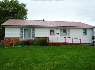 17 Wood St, Ravenswood, WV 26164