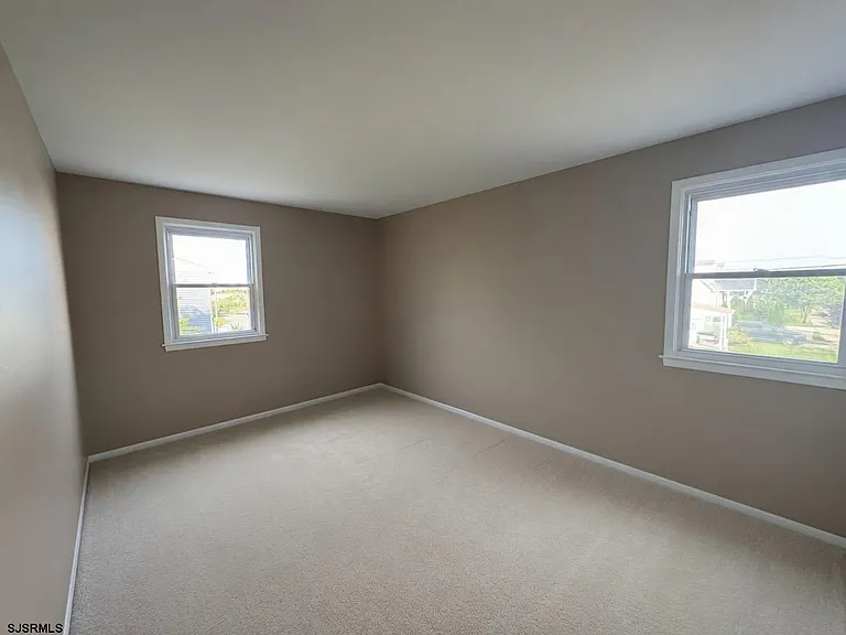 352-354 Hampshire Dr — Photo 6