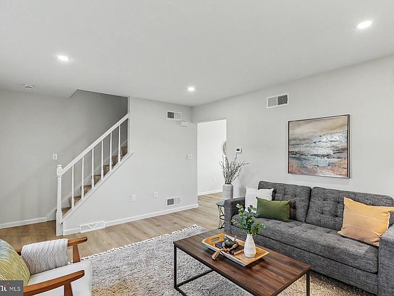 4th image of 295 Robin Hill Cir