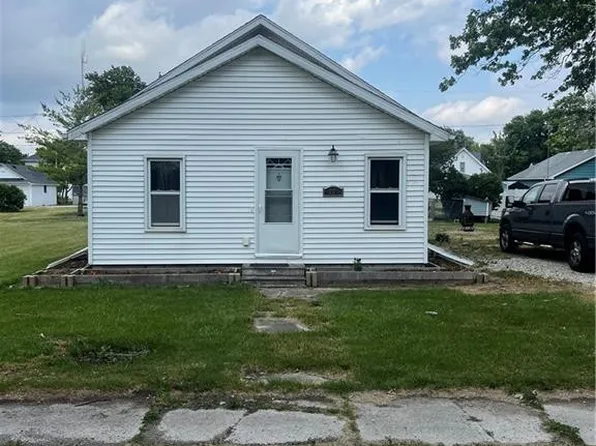 330 4th St, Clay Center, OH 43408