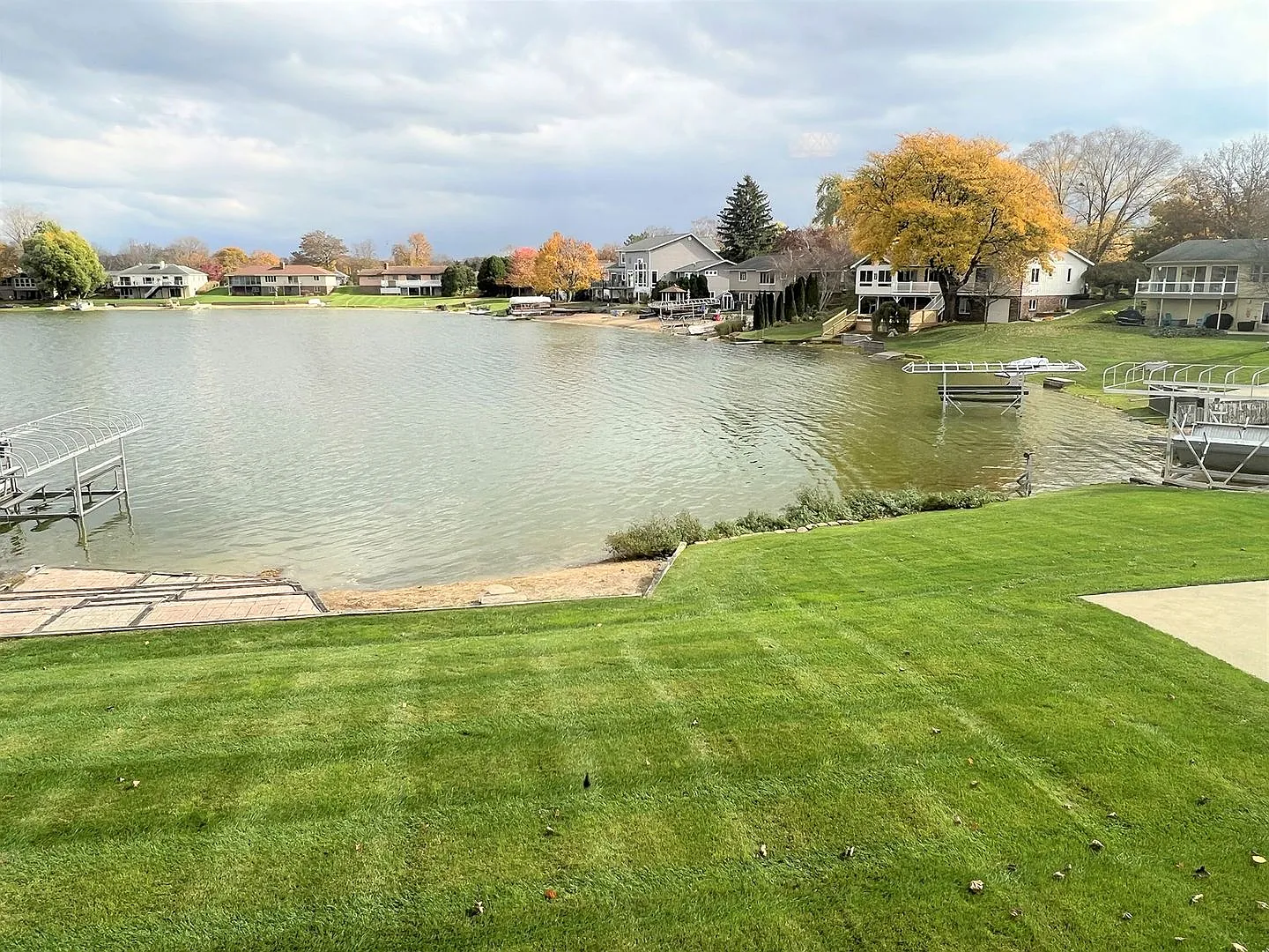 4 Bed 2.5 Bath Home On Rushmore Lake — Photo 2