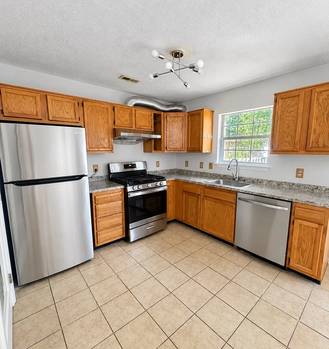 3 bed, 2.5 bath, 2068 sqft, $2,650 — Photo 4