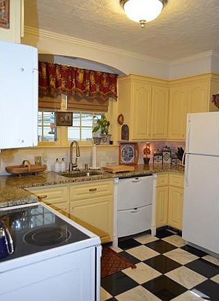 Kitchen w/granite counters