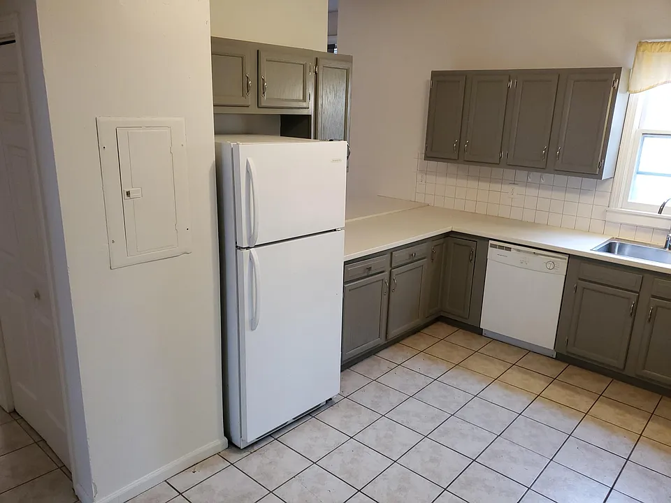 Fully equipped kitchen with all new appliances: Refrigerator, electric stove and dishwasher!