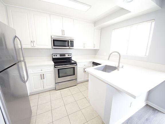 4th image of 484 S Roxbury Dr APT 203