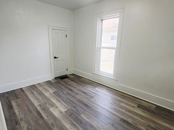 3rd image of 905-907 W Wayne St