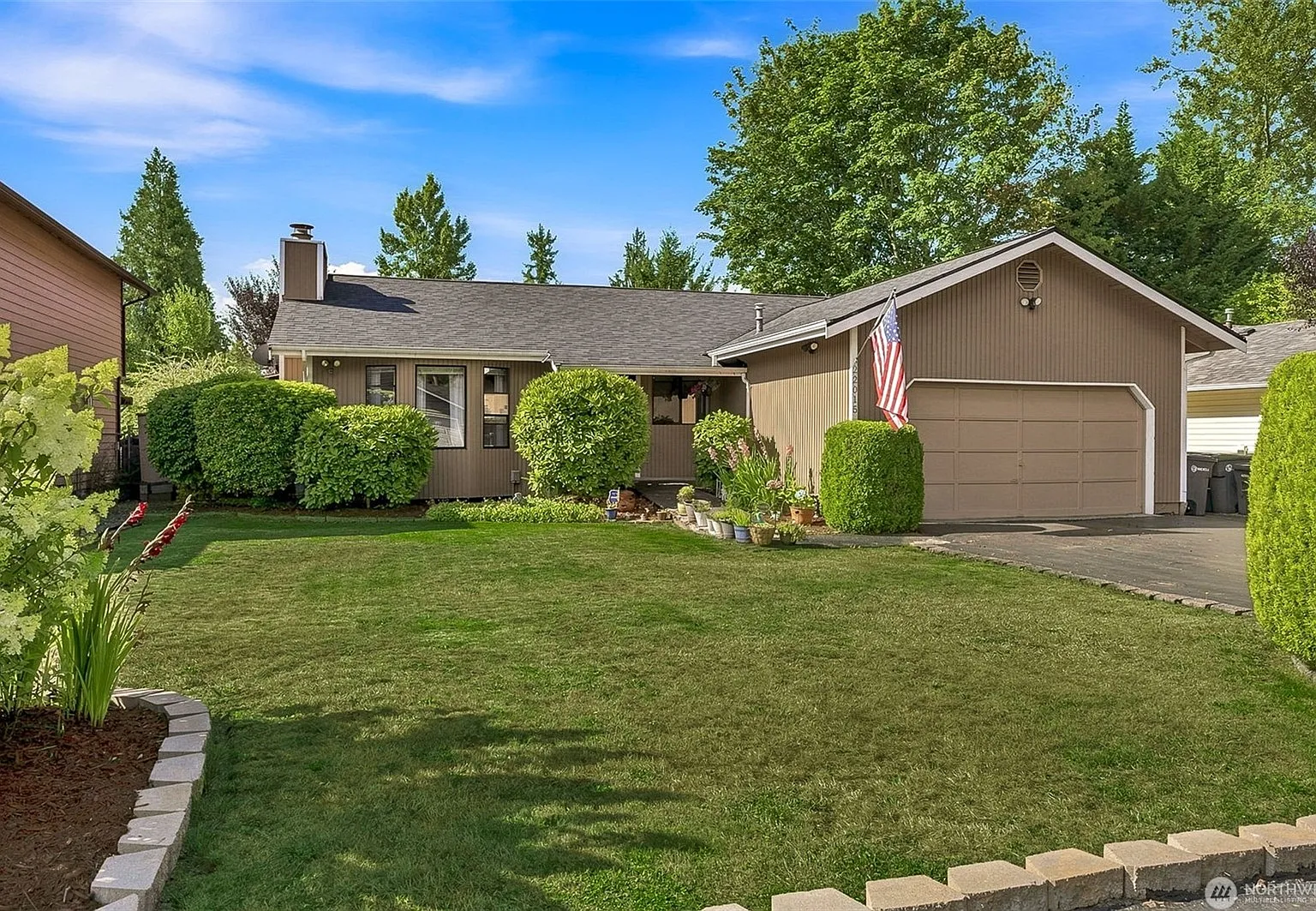 3 bed, 1250 sqft, $3,050 — Photo 1