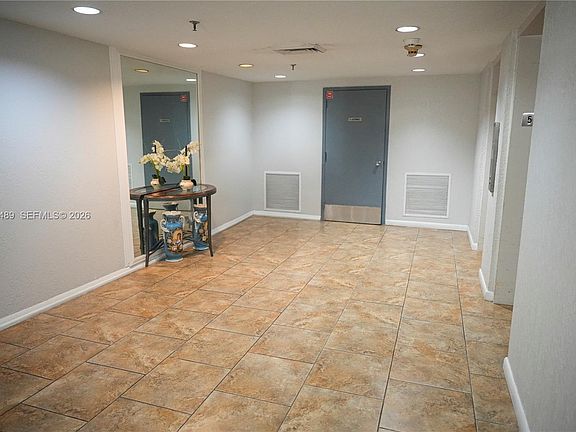 4th image of 901 Hillcrest Dr APT 504