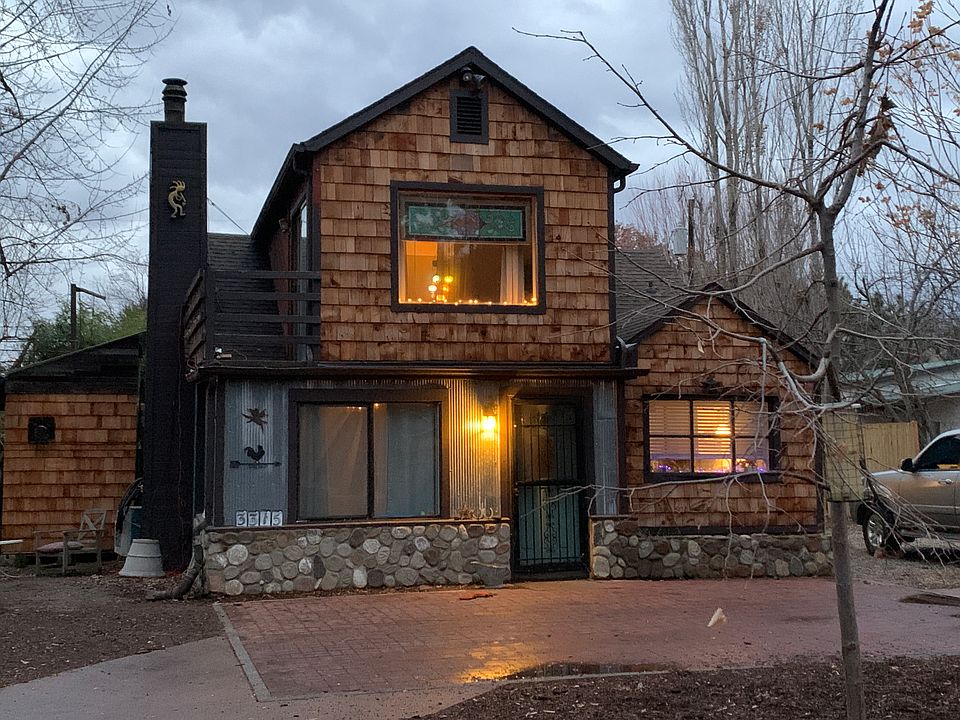 3bedroom . 2 bedrooms downstairs, 1 large loft style bedroom upstairs, with washer dryer upstairs.