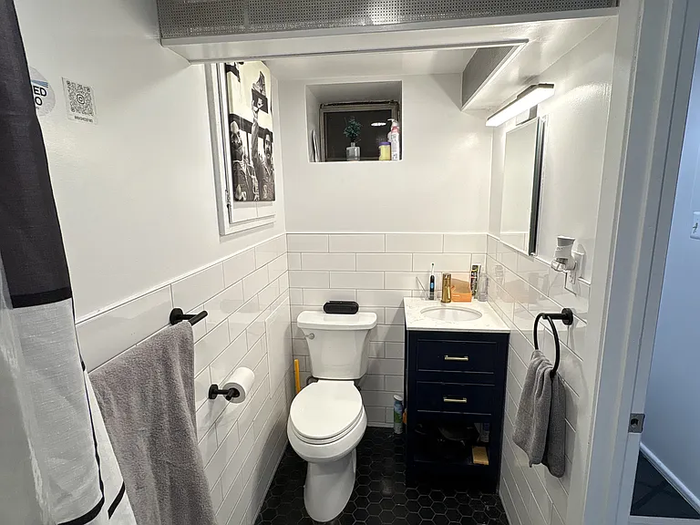 747 Crawford Ave #BASEMENT — Photo 9
