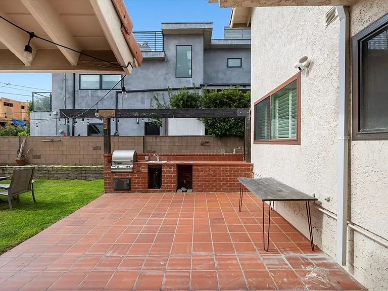 2222 Pier Ave — Photo 24