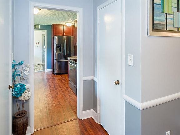 4th image of 216 Edwards Dr