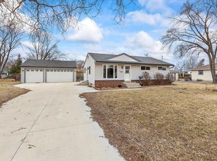 933 Robins Ln, Mukwonago, WI 53149
