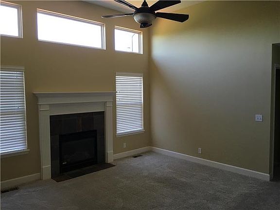 Living Room/Fireplace