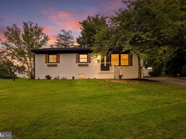 861 W Foxcroft Dr, Camp Hill, PA 17011