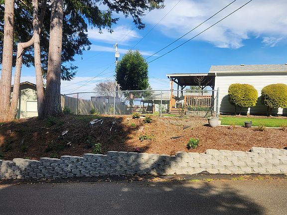 3rd image of 635 Crestview Dr