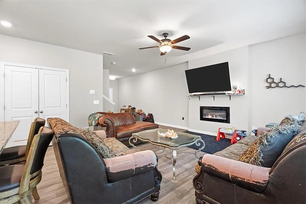 4 bed, 3.5 bath, 2568 sqft, $2,200 — Photo 1