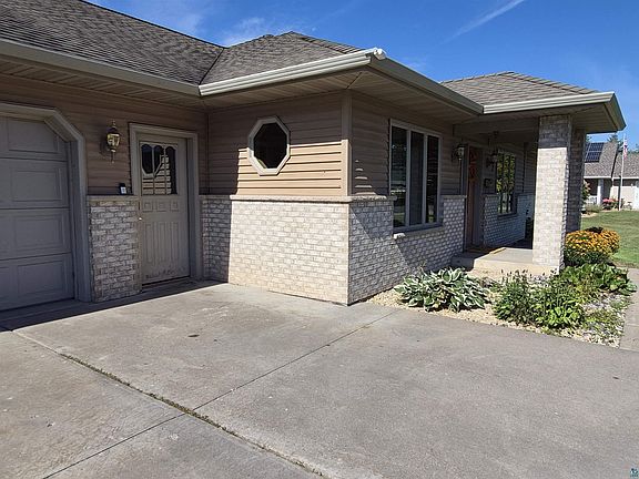 3rd image of 3020 E 8th St