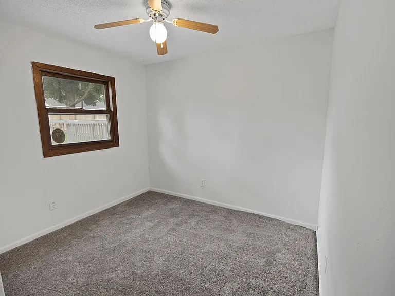 110 S Conrey St — Photo 11