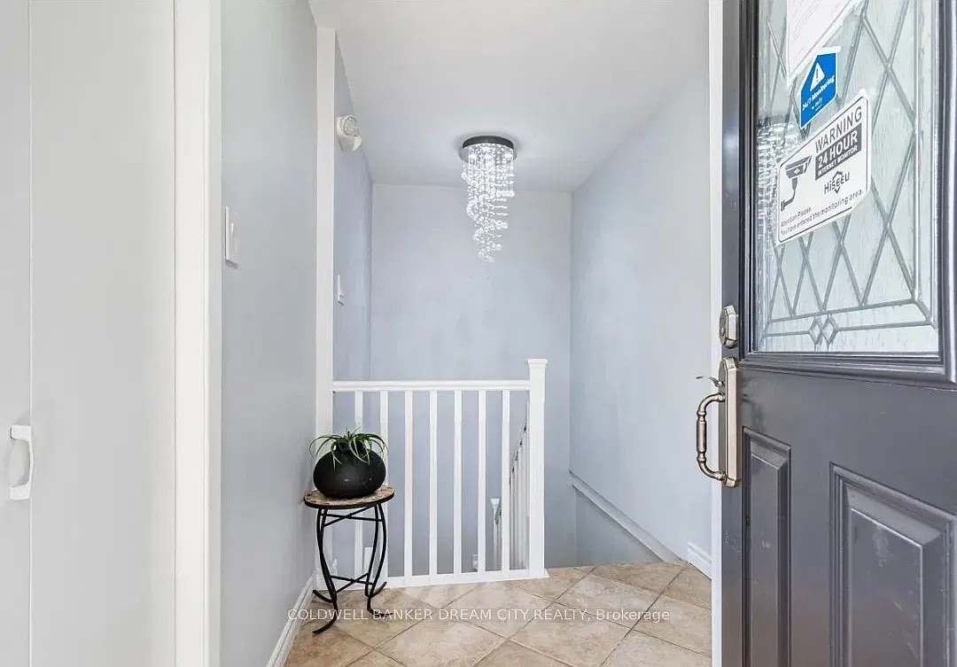4 bed, $2,400 — Photo 2