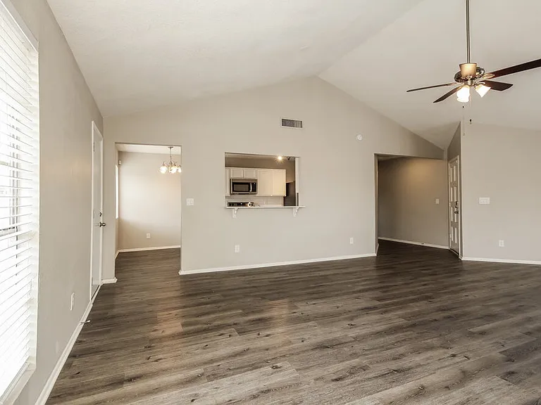 6529 N 74th Dr — Photo 5
