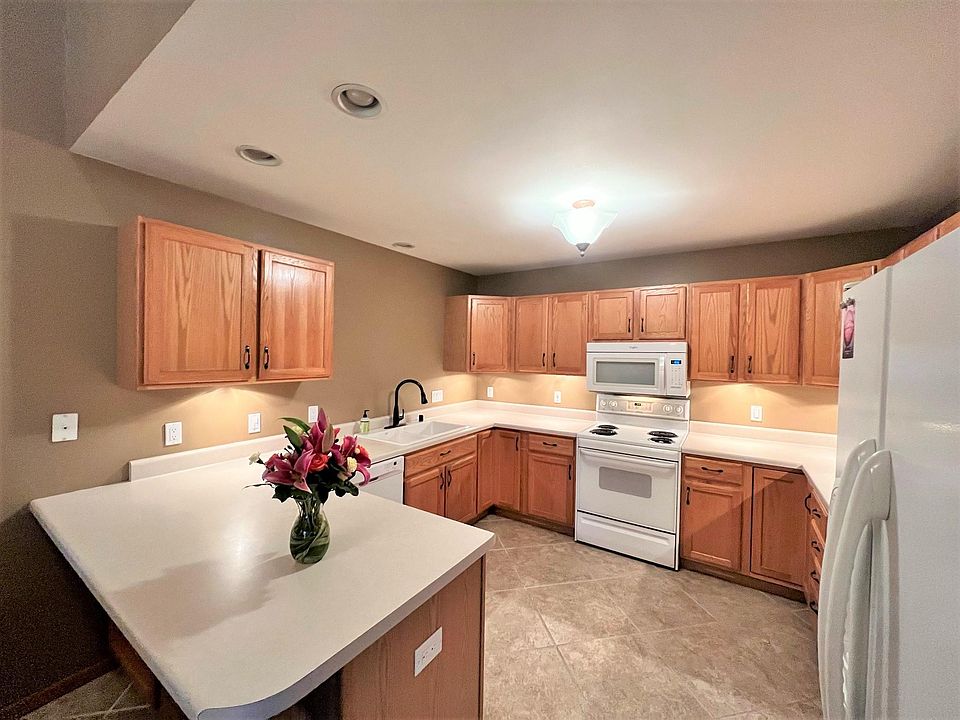Large kitchen with eat-at peninsula