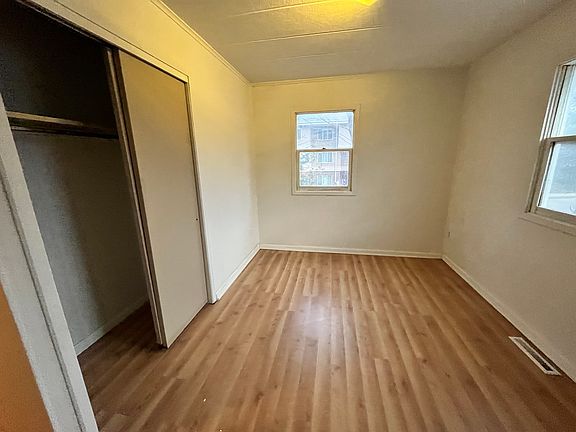 4th image of 460 E Hillside Ave #460