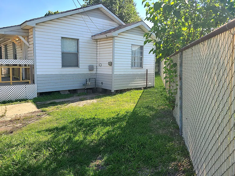 1626 Miles St — Photo 32