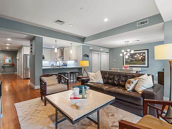 5th image of 321 Hammond Pond Pkwy Unit 201