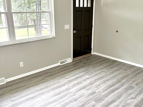 3rd image of 3199 Mary Jane Dr