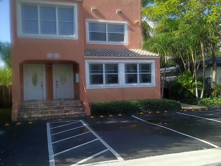 330 SW 20th St #3 — Photo 1