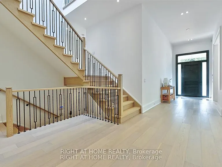 27 Hurlingham Cres — Photo 2