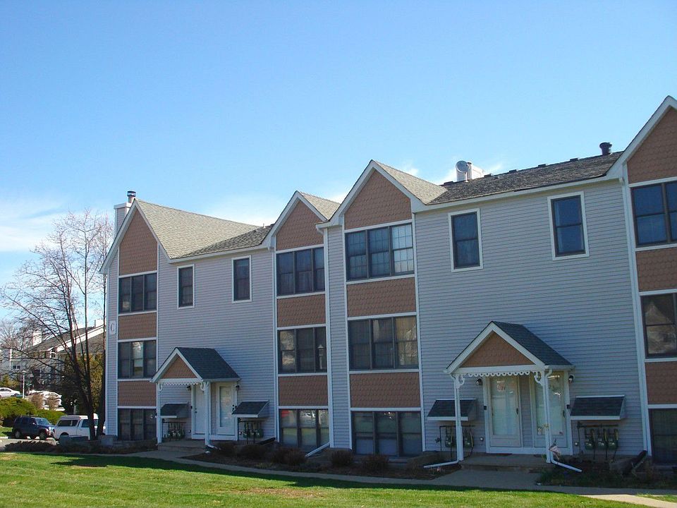 Exterior View of Heritage Lakes