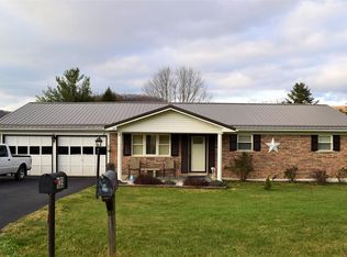 139 Shelby Ln, Mount Hope, WV 25880