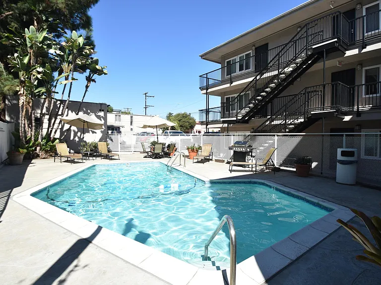 Hilltop Terrace — Photo 8