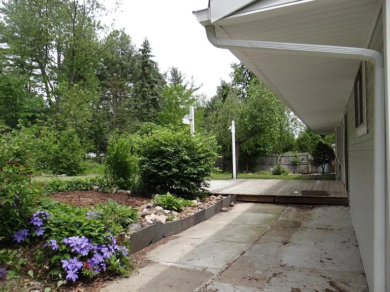 80 Contour Dr — Photo 17