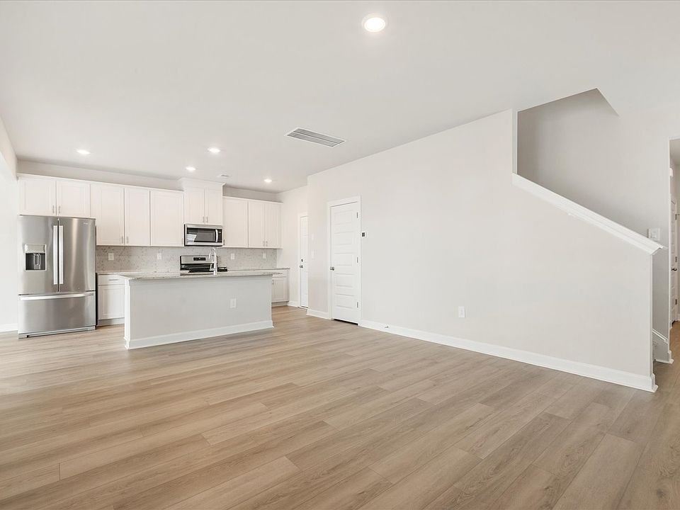 Welcome to the Dallas floorplan at Village White Pine.