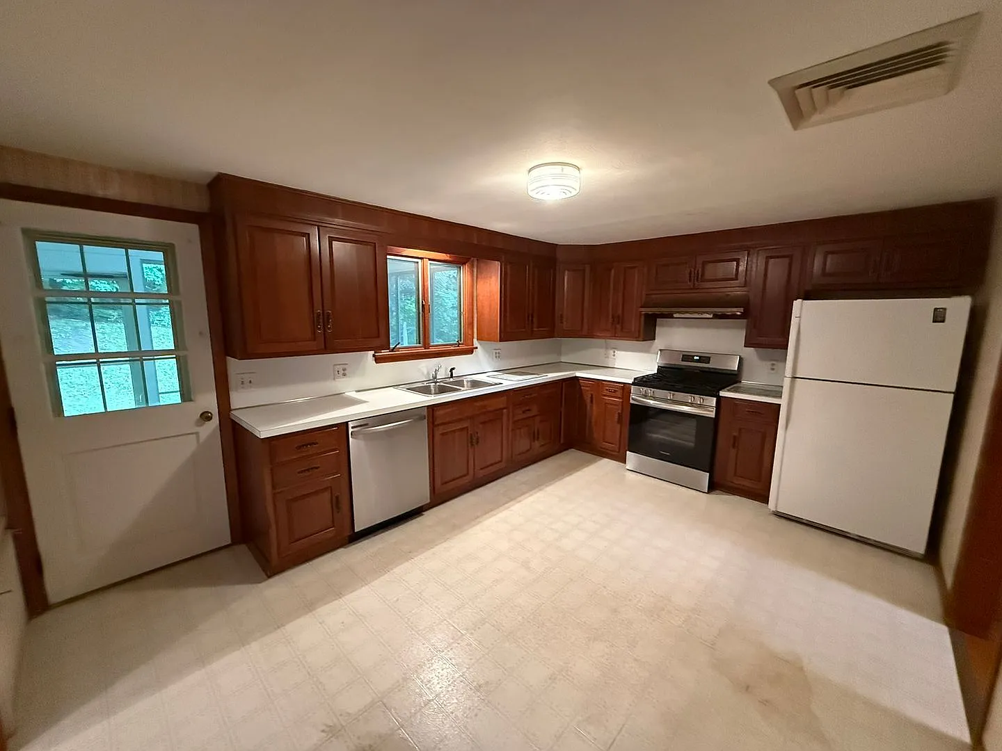 Beautiful 3 Bed, 1 Bath Single Family for Rent in Broad Brook! — Photo 3