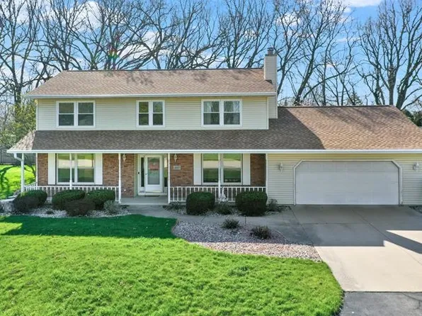 1027 Wylde Oak Dr, Oshkosh, WI 54904