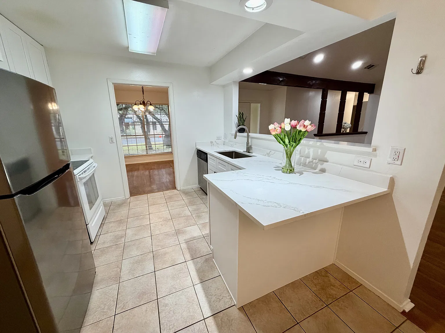 3 bed, 1952 sqft, $2,290 — Photo 2