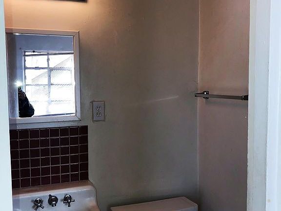 2nd image of 905 Belrose Ave NW