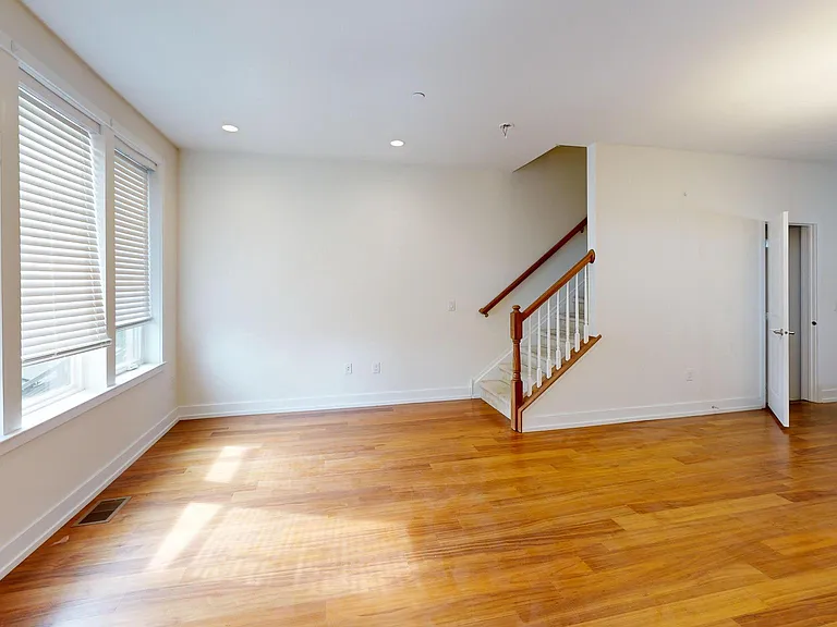 909 Lakeview Ct #909 — Photo 3