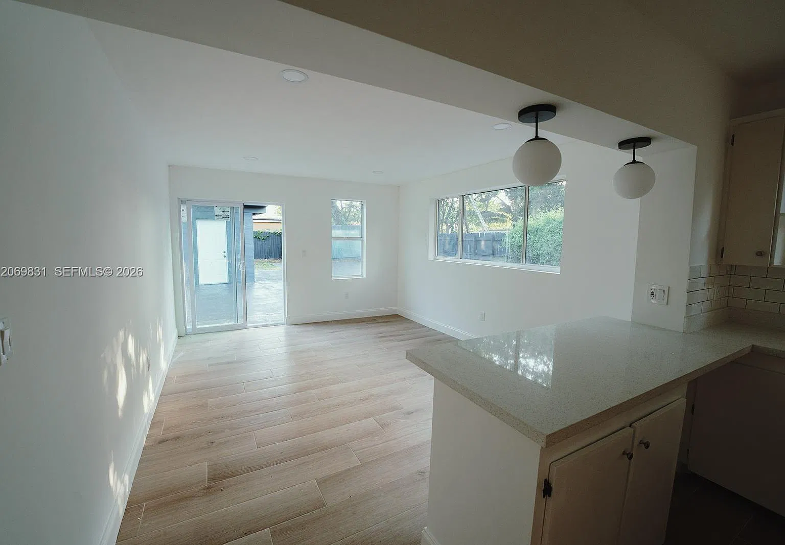 3 bed, 2.5 bath, 1328 sqft, $4,650 — Photo 2