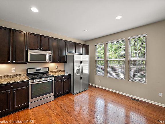 3rd image of 27928 Hopkins Dr