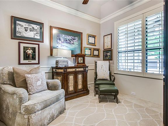 5th image of 821 Chapel Hill Ln